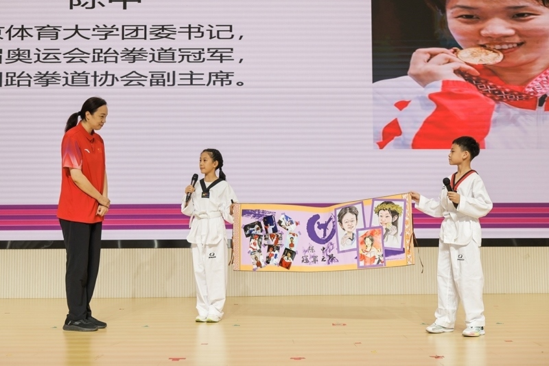 兩位學(xué)生小記者對話陳中老師。學(xué)校供圖