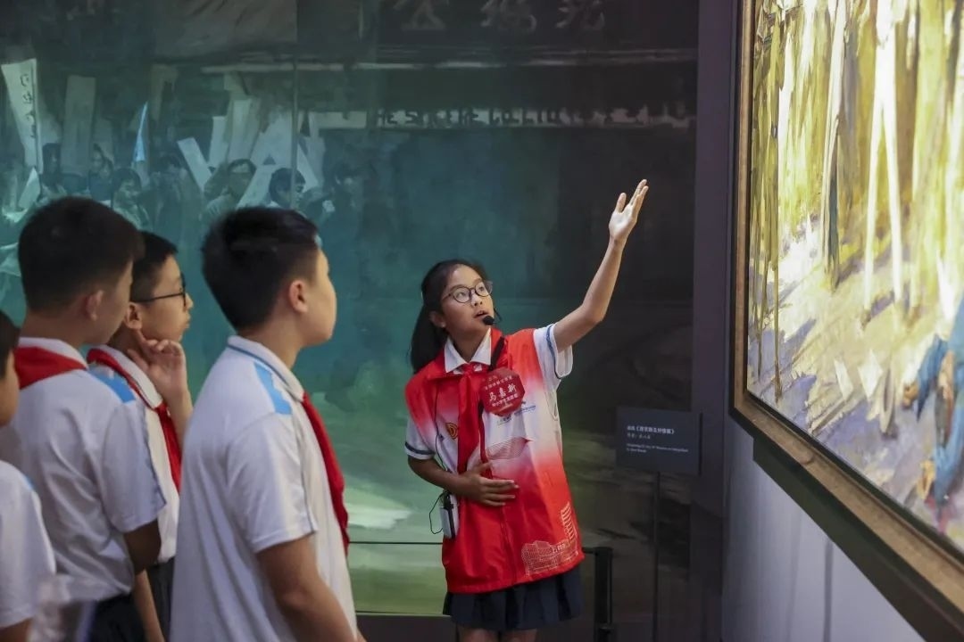 同學(xué)們觀賞不同革命場(chǎng)景及烈士形象的藝術(shù)作品。徐匯區(qū)總工會(huì)供圖