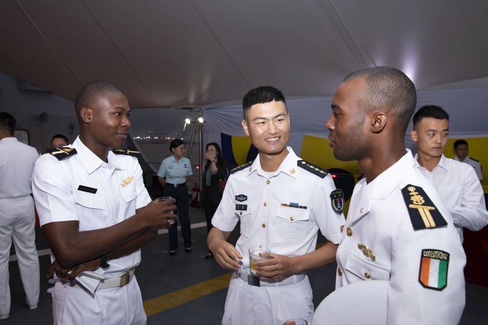 2023年6月25日，中國和科特迪瓦雙方官兵在南寧艦舉辦的甲板招待會上交流。中國海軍第43批護航編隊22日抵達科特迪瓦經(jīng)濟首都阿比讓，開始對科特迪瓦為期4天的友好訪問。