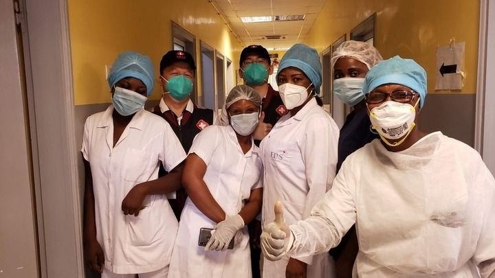 2020年5月26日，中國(guó)抗疫醫(yī)療專家組在剛果（布）首都布拉柴維爾指導(dǎo)新冠肺炎病房建設(shè)時(shí)，與當(dāng)?shù)匾痪€醫(yī)務(wù)人員合影。新華社發(fā)