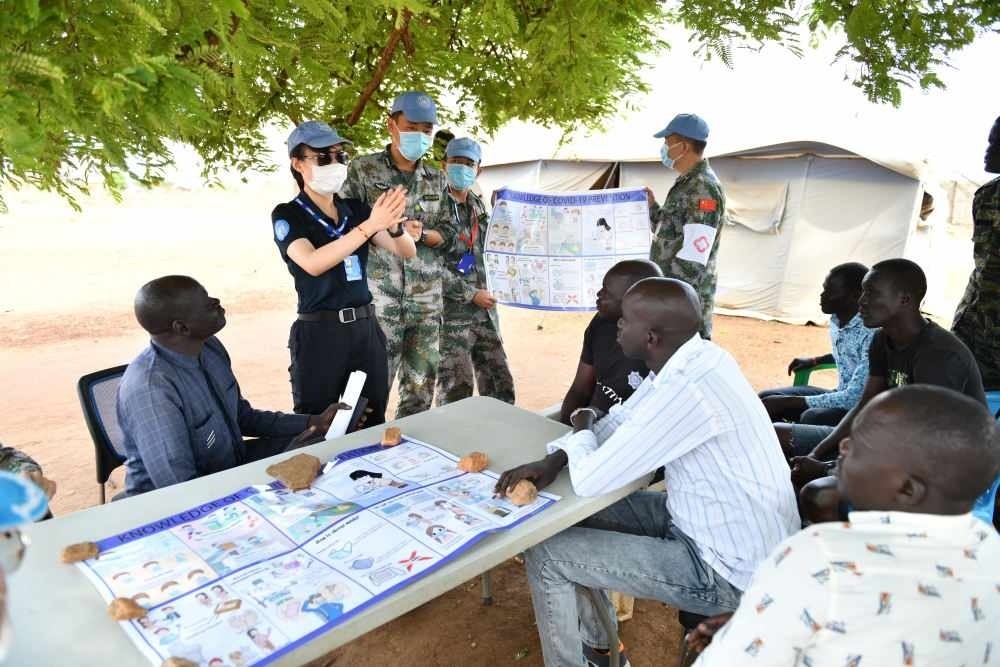 2020年3月，在南蘇丹首都朱巴，執(zhí)行聯(lián)合國維和任務(wù)的中國維和警察廖潔給當?shù)鼐熘v解防疫知識。