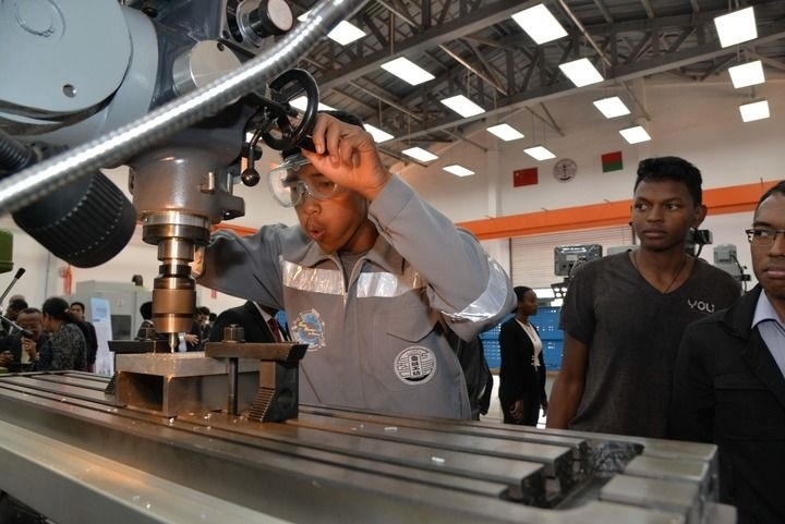 2024年4月26日，在馬達(dá)加斯加首都塔那那利佛，塔那那利佛大學(xué)理工學(xué)院的學(xué)生在魯班工坊操作設(shè)備。新華社發(fā)（西塔卡·拉喬納里松攝）