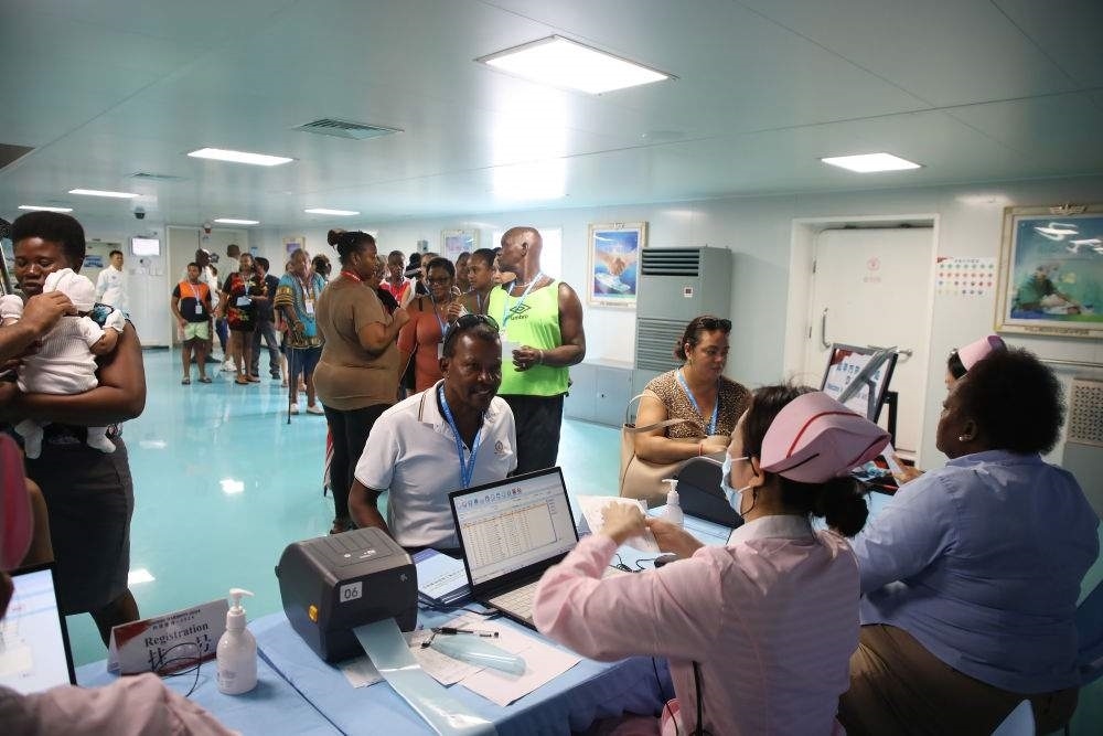 2024年7月8日，塞舌爾民眾在中國海軍“和平方舟”號醫(yī)院船上排隊就診。