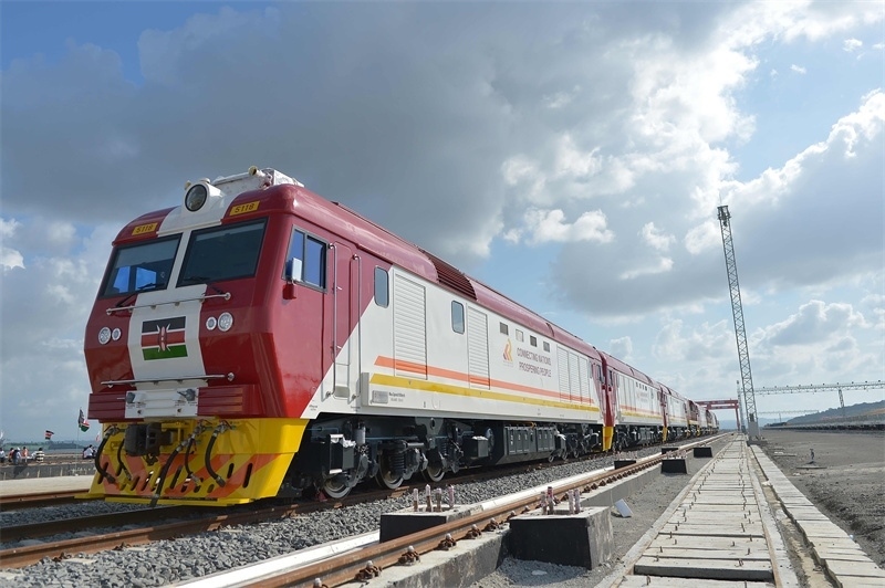 當(dāng)?shù)貢r間2017年5月30日，肯尼亞蒙巴薩，連接肯尼亞港口城市蒙巴薩和首都內(nèi)羅畢的蒙內(nèi)鐵路正式竣工通車。