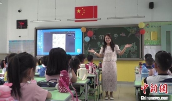 圖為衡水市新苑小學(xué)，老師正在給學(xué)生講開學(xué)第一課的內(nèi)容。王天祥 攝