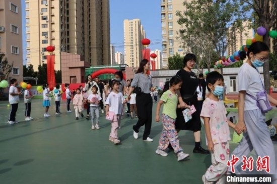 圖為衡水市新苑小學(xué)，小學(xué)一年級新生佩戴“夢想徽章”后，步入校園 。王天祥 攝