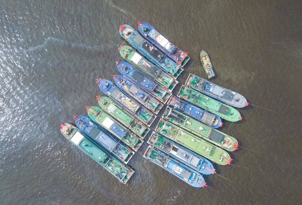 9月4日，船只在海南省?？谑行赂鄞a頭?？勘茱L(fēng)（無(wú)人機(jī)照片）。新華社記者 蒲曉旭 攝