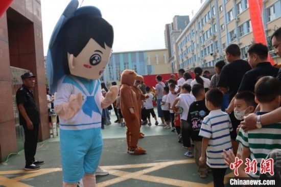 圖為衡水市新苑小學(xué)，老師穿上玩偶服裝歡迎新生入學(xué)。王天祥 攝