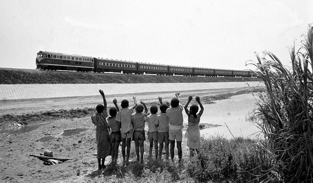 贊比亞魯西瓦西湖畔的少年兒童歡迎坦贊鐵路的列車通到他們的家鄉(xiāng)（1976年攝）。新華社發(fā)