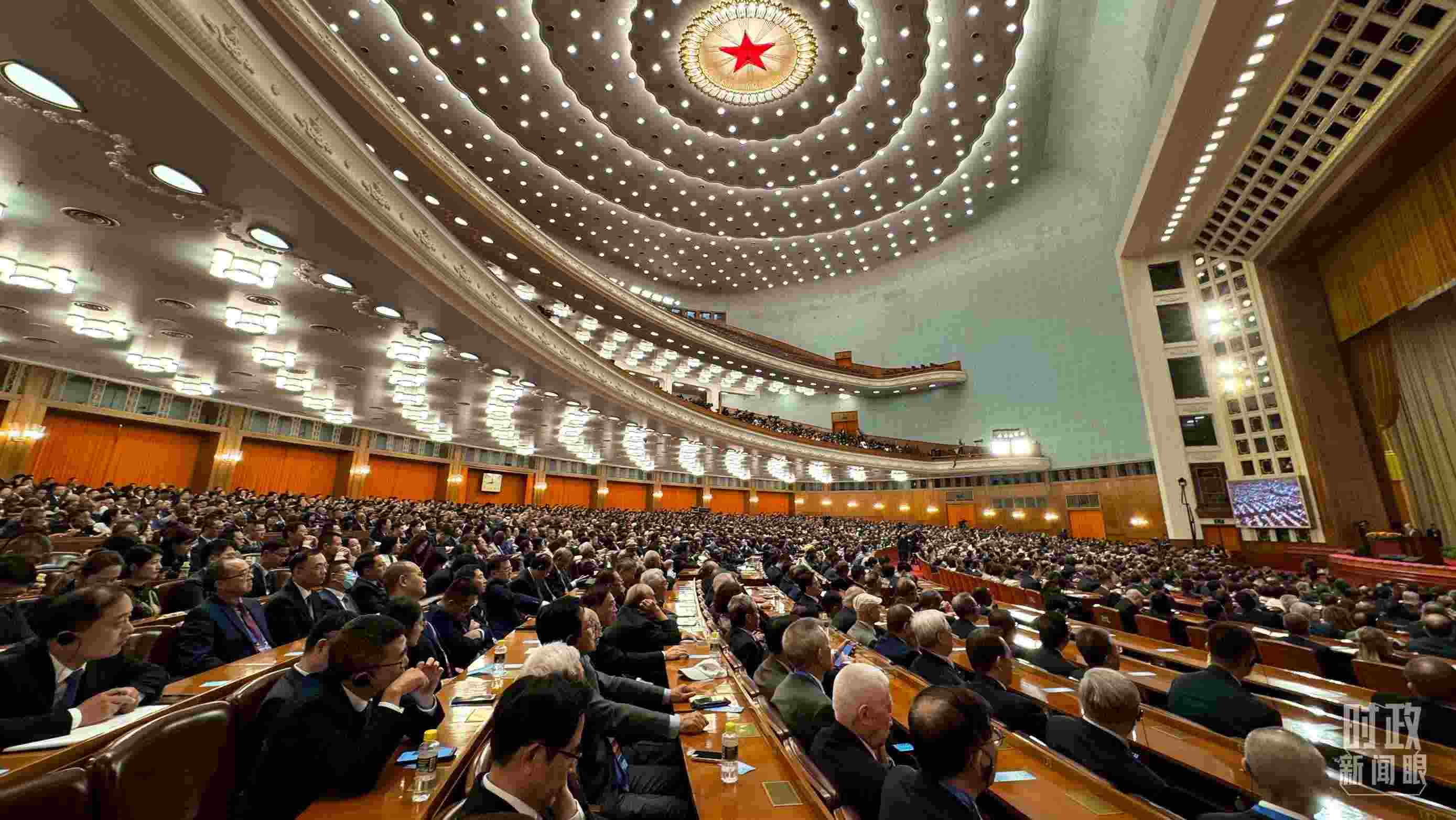  △中非合作論壇非方成員國國家元首、政府首腦、代表團(tuán)團(tuán)長及國際和地區(qū)組織負(fù)責(zé)人等中外各界人士3200余人出席開幕式。（總臺央視記者蔣碩拍攝）