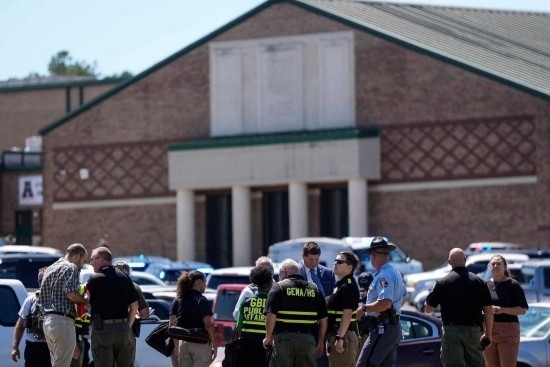 9月4日，在美國佐治亞州巴羅縣溫德市，警察聚集在發(fā)生槍擊事件的阿巴拉契高中外。新華社/美聯(lián)