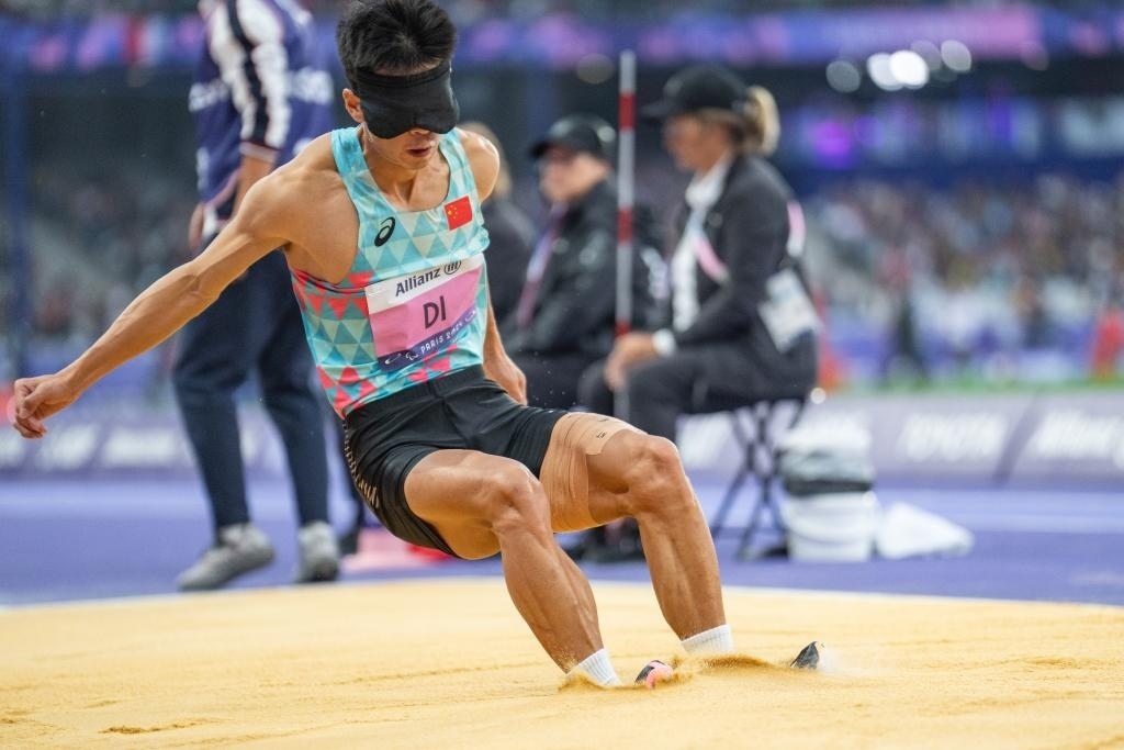 8月30日，邸東東在巴黎殘奧會田徑男子跳遠T11級決賽中試跳。新華社記者 黃偉 攝