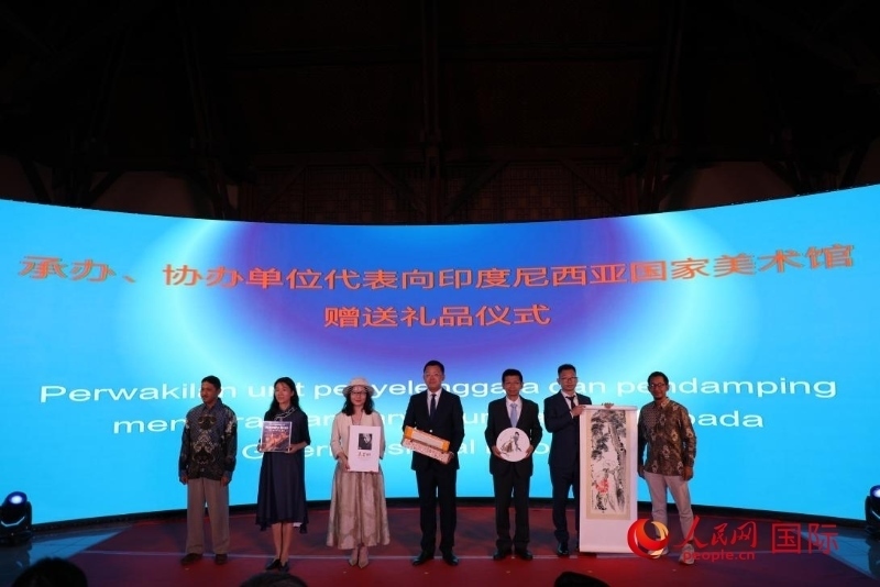 在展覽開幕式現(xiàn)場(chǎng)，本次展覽的承辦、協(xié)辦單位代表向印尼國(guó)家美術(shù)館贈(zèng)送禮品。人民網(wǎng)記者 曹師韻攝