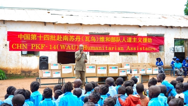 當(dāng)?shù)卣砀屑ぶ袊?guó)官兵。王軍杰攝