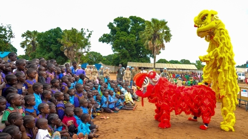 舞獅活動(dòng)引發(fā)現(xiàn)場(chǎng)熱烈掌聲。謝坤攝