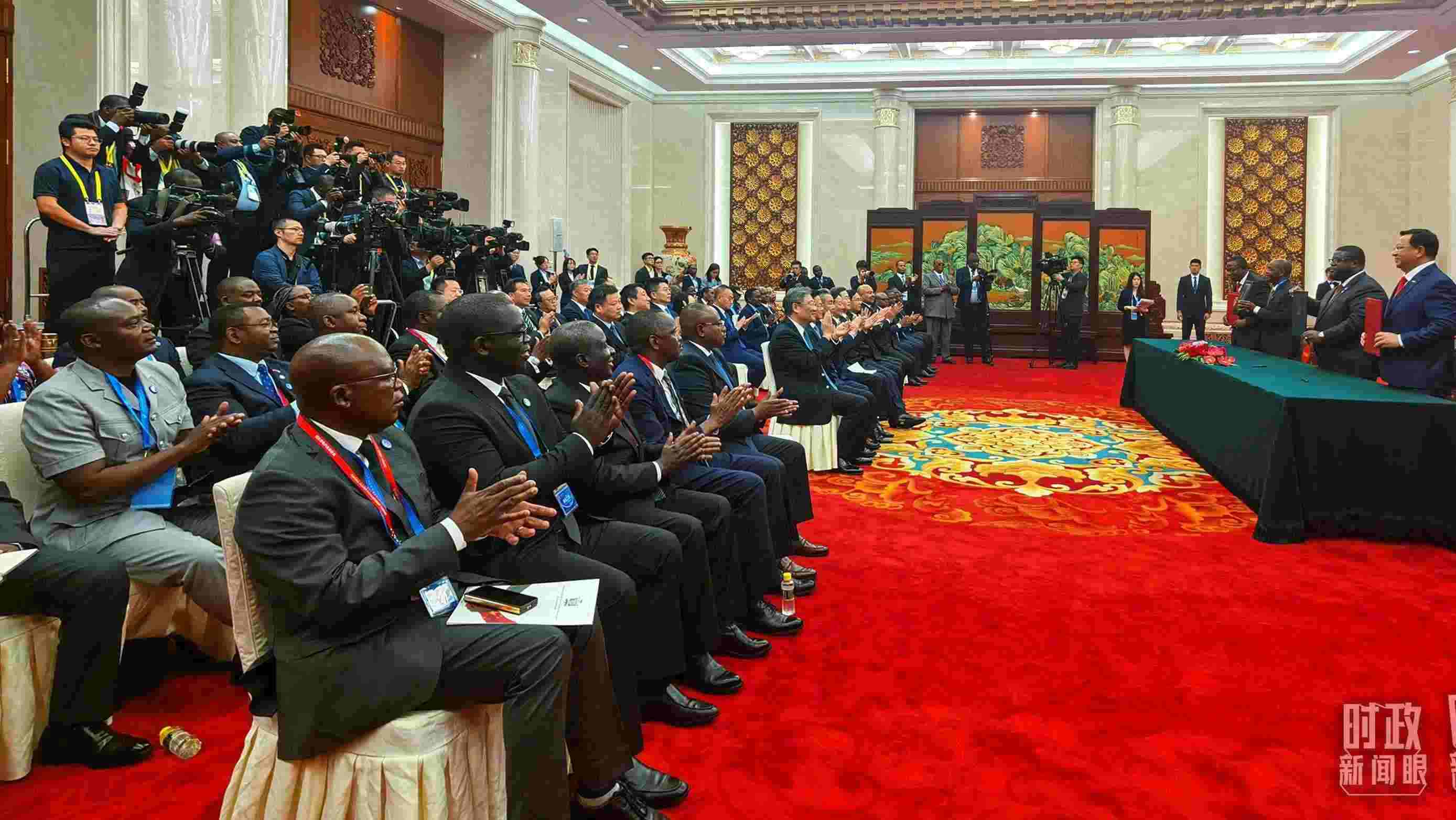 《坦贊鐵路激活項目諒解備忘錄》簽署現(xiàn)場。（總臺央視記者曹亞星拍攝）