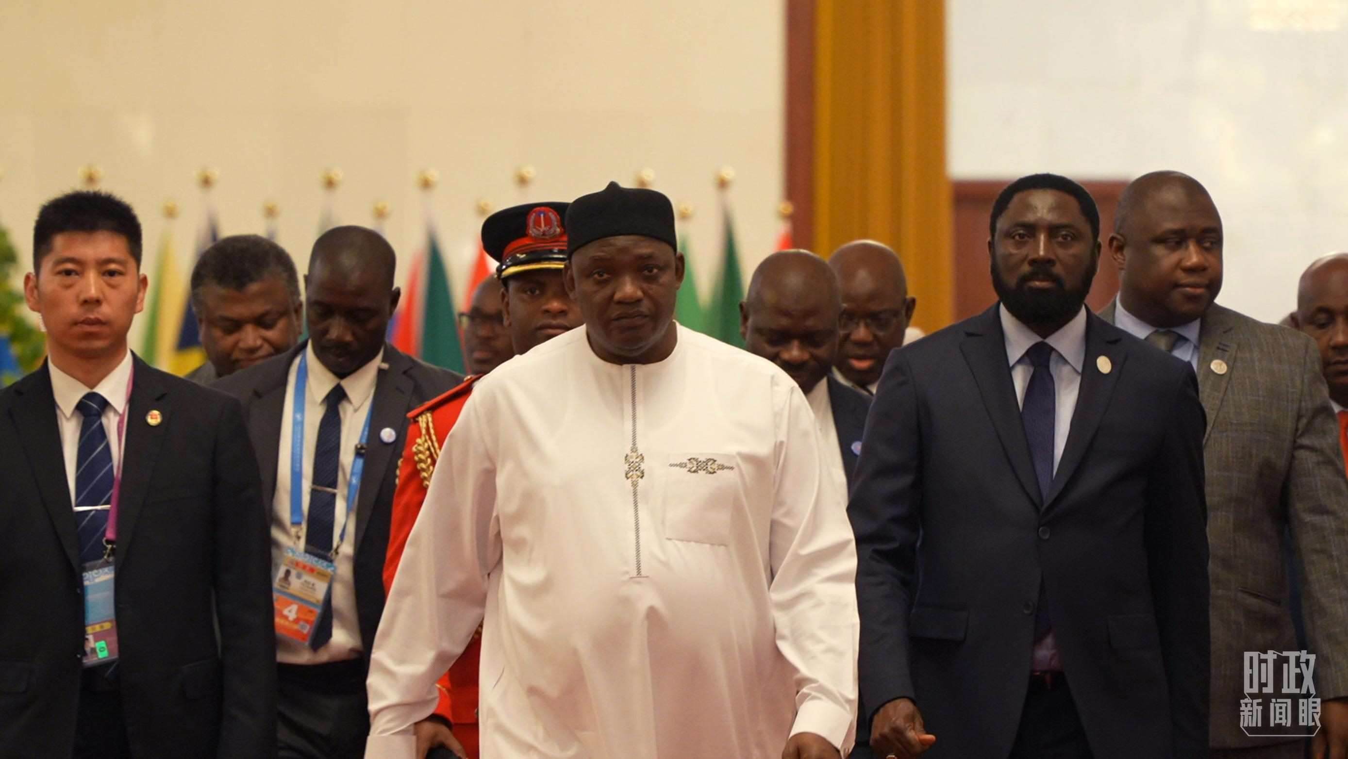 岡比亞總統(tǒng)巴羅走向會見廳。（總臺央視記者蔣碩拍攝）