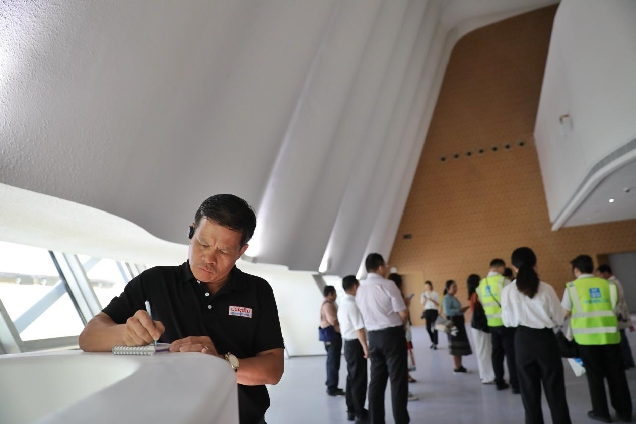 亞洲媒體考察團參觀綜合劇場外墻?！吨袊?jīng)濟周刊》記者 肖翊攝