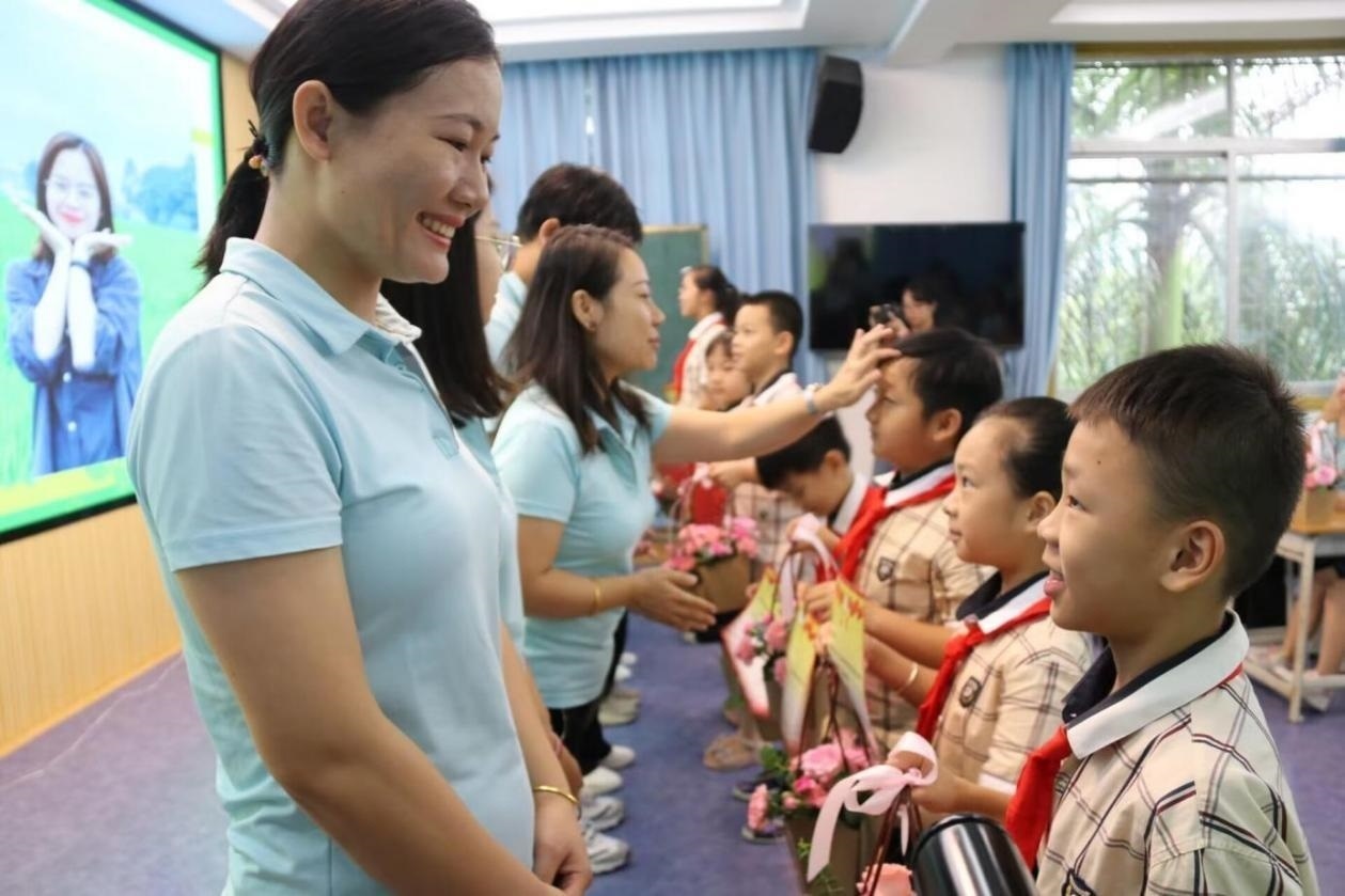2023年教師節(jié)前，廣西南寧一所學(xué)校，學(xué)生向老師獻(xiàn)上鮮花、賀卡。