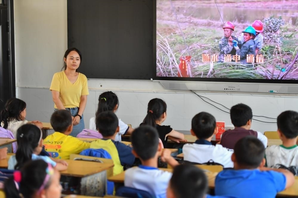 今年夏天，湖南華容縣等地遭受洪澇災(zāi)害。9月，華容縣一所學(xué)校，老師通過(guò)講述防災(zāi)救災(zāi)故事，引導(dǎo)孩子們知情、共情，汲取成長(zhǎng)的力量。