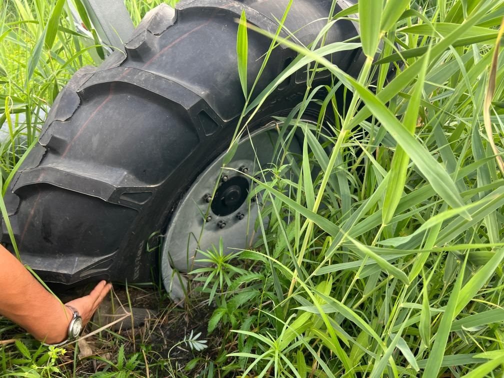 林甸縣一處大型噴灌設(shè)備癟了的輪胎。新華社記者董寶森攝