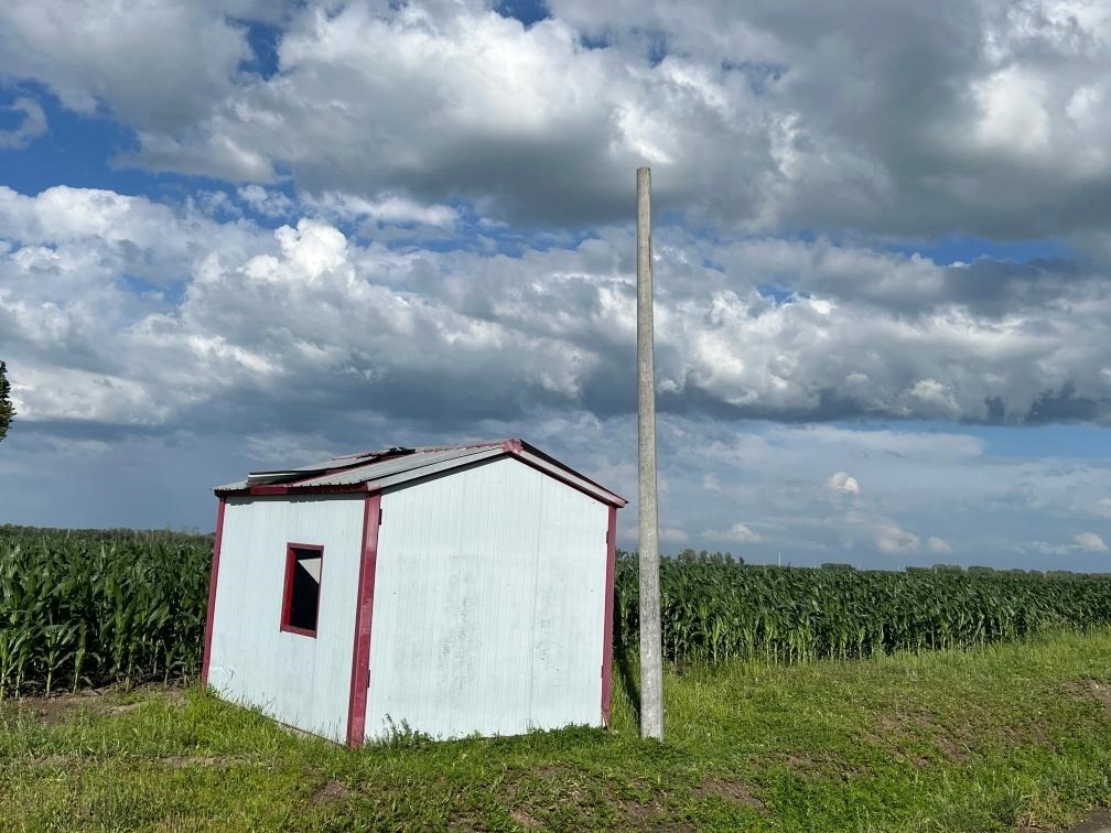 林甸縣一處保護水源井的鐵皮房出現(xiàn)破損，未見配套設(shè)備。新華社記者董寶森攝
