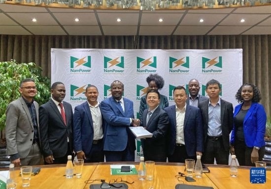 9月9日，在納米比亞首都溫得和克，嘉賓在簽字儀式后合影。新華社發(fā)（江西國際供圖）