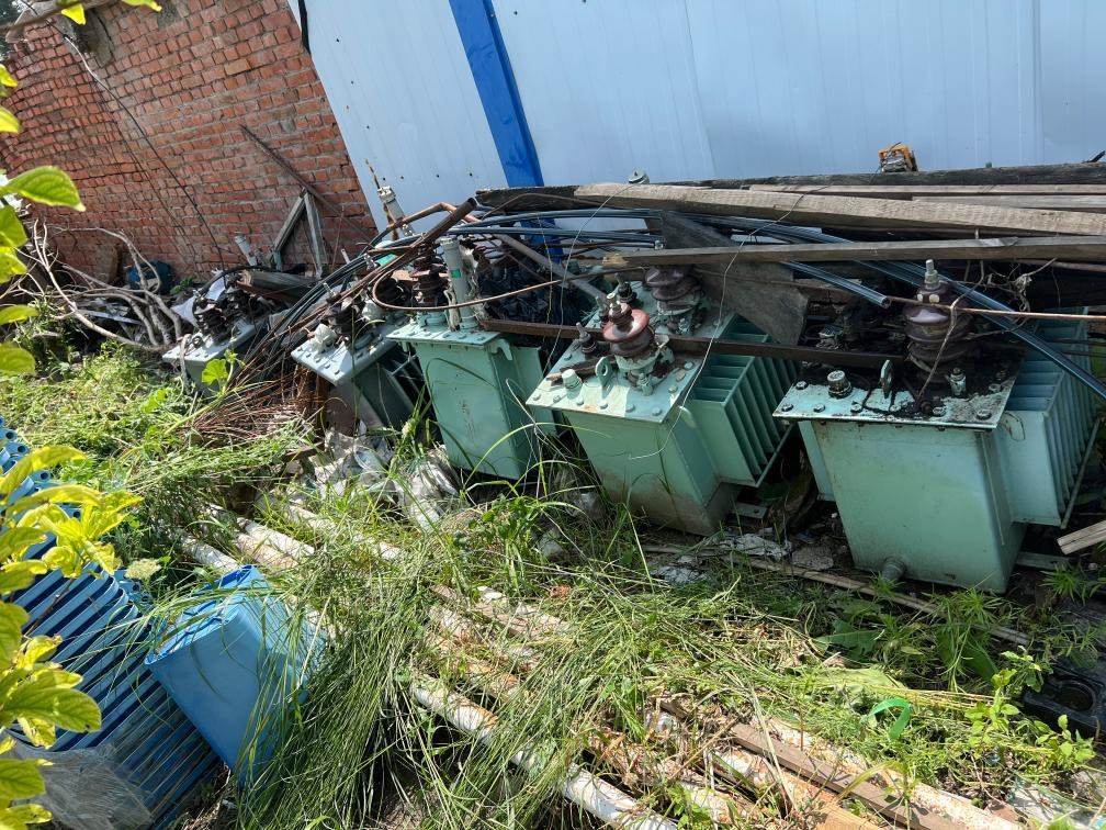 存放在農(nóng)戶家中的變壓器。新華社記者董寶森攝