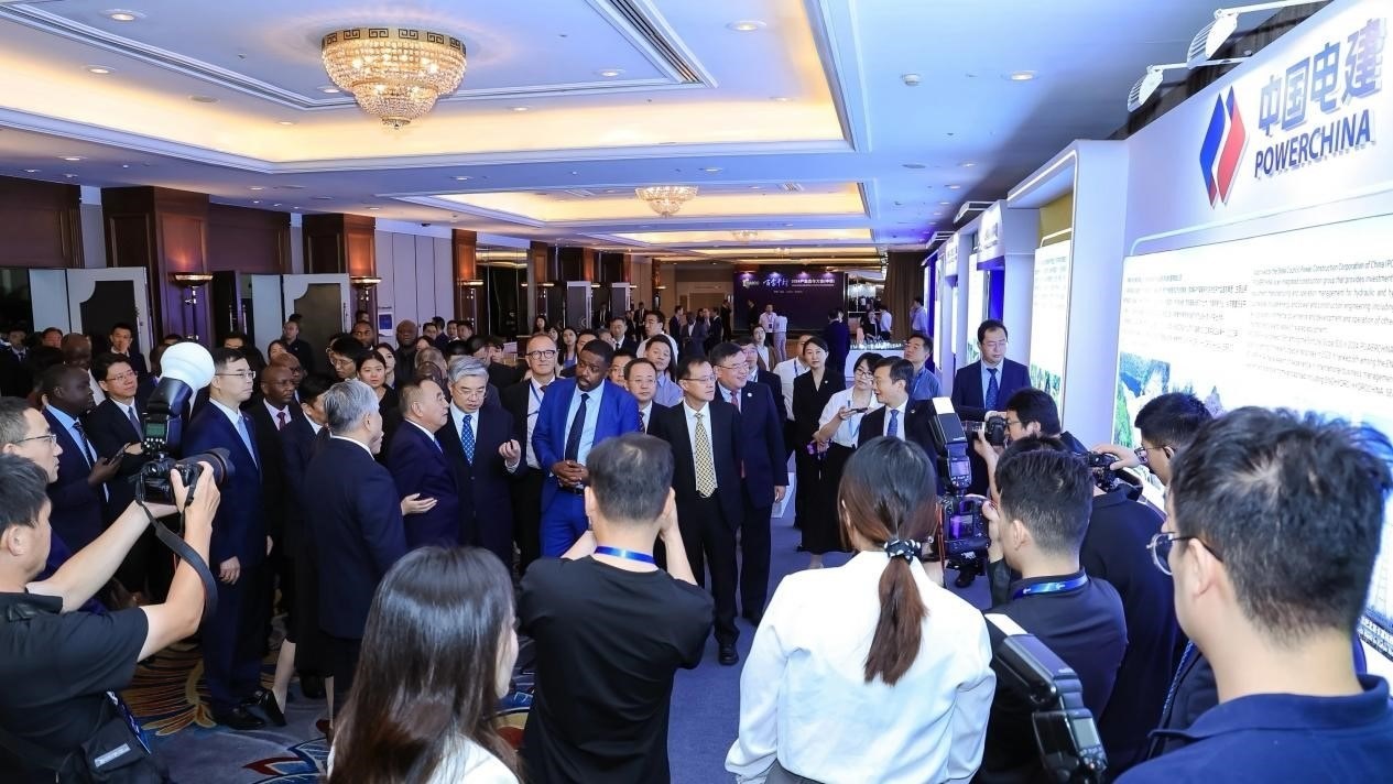 與會(huì)嘉賓參觀主題展覽。主辦方供圖