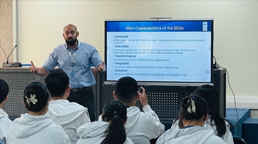 聯(lián)合國內羅畢辦事處的工作人員為支隊成員講解可持續(xù)發(fā)展目標。林源攝