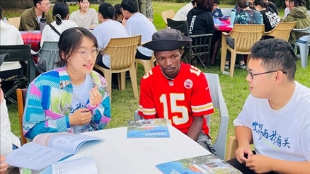 支隊成員在青年論壇上與世界各地的志愿者交流。 林源攝