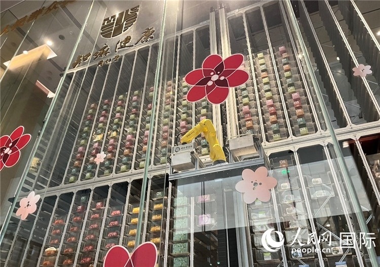 6. 機械臂正在取貨。（人民網(wǎng)記者陳思 攝）