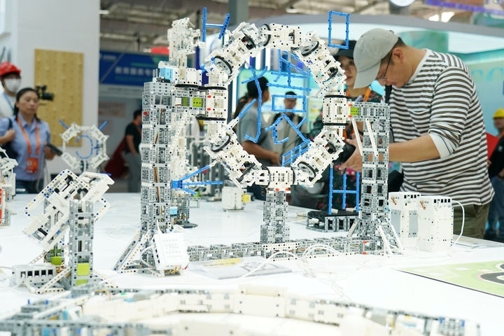 2024年9月11日，記者在服貿(mào)會首鋼園區(qū)教育服務(wù)館采訪。新華社記者 張晨霖 攝