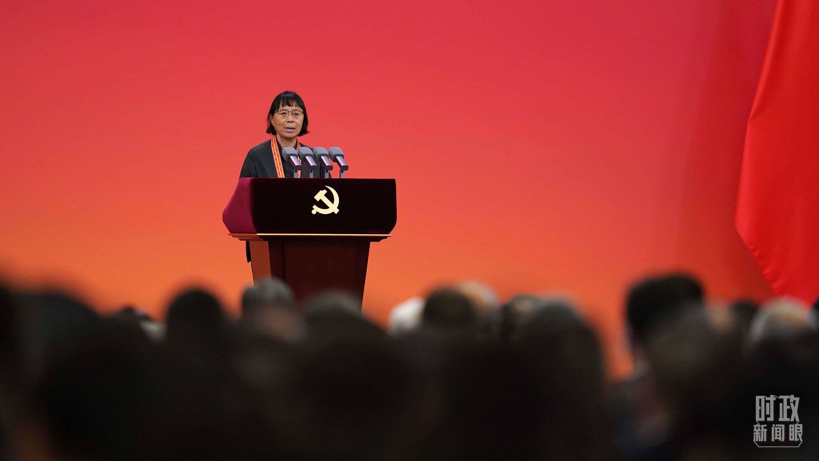  △2021年6月，幫助數(shù)千名貧困山區(qū)女孩圓夢大學的人民教師張桂梅，代表“七一勛章”獲得者發(fā)言。（總臺國廣記者李晉拍攝）