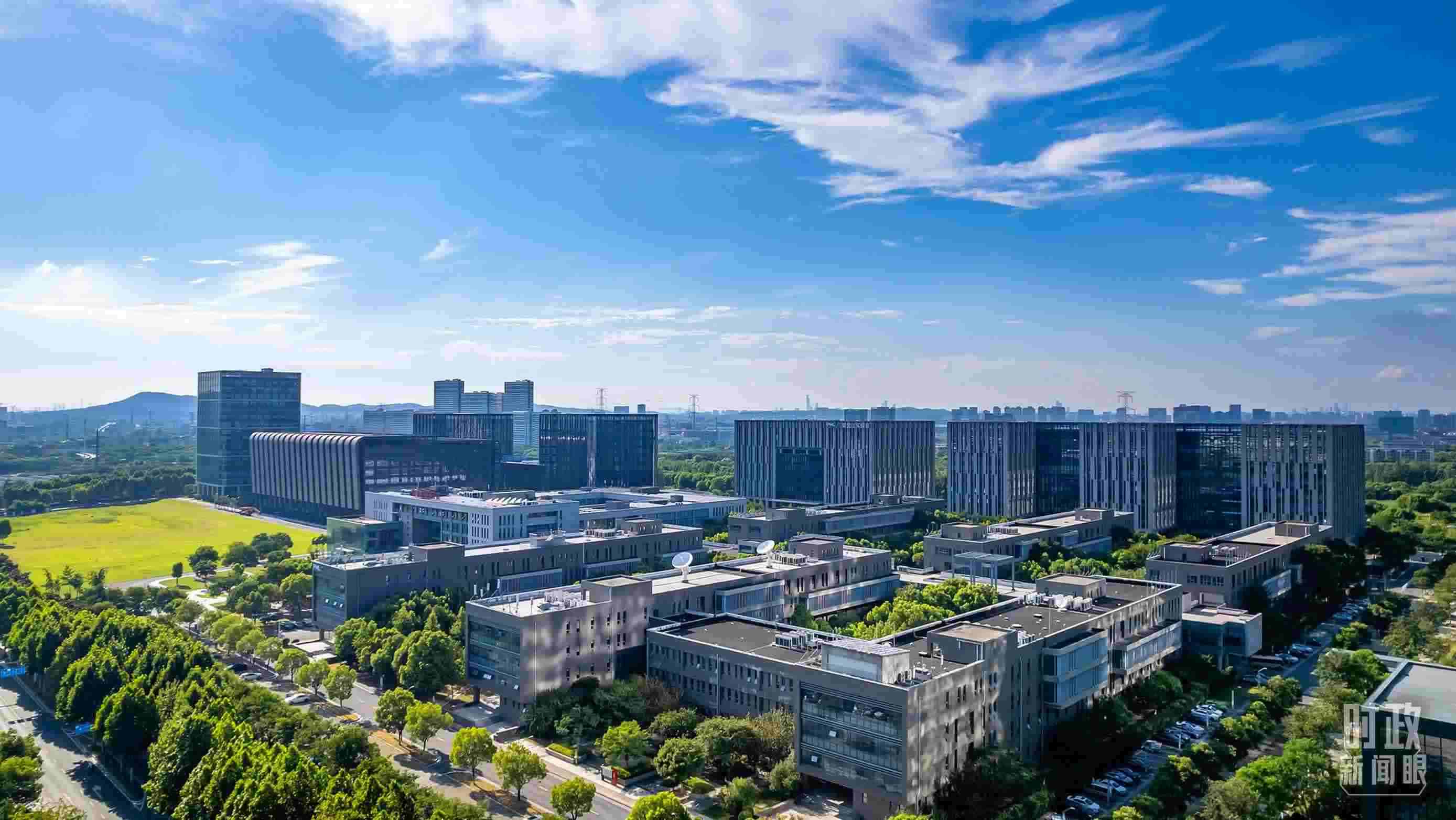  △2023年7月，習近平調研南京紫金山實驗室，強調要為實現(xiàn)高水平科技自立自強立下功勛。（圖/視覺中國）