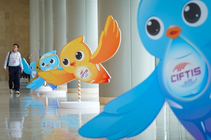 2024年9月11日在國家會議中心拍攝的服貿(mào)會吉祥物“福燕”形象。新華社記者 陳鐘昊 攝