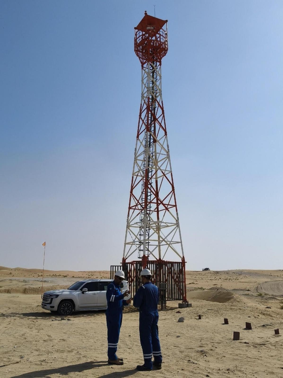 工作人員在調(diào)試紅外線氣體監(jiān)測及智能預(yù)警系統(tǒng)。振華石油供圖