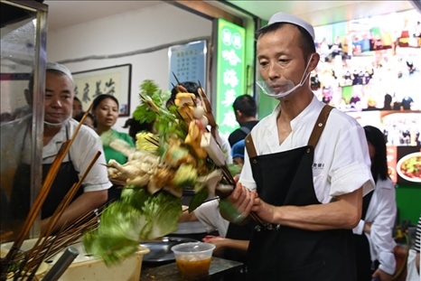 店員準(zhǔn)備制作天水麻辣燙。新華社記者 范培珅 攝
