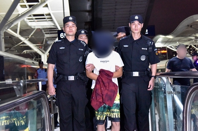 一名潛逃柬埔寨的犯罪嫌疑人被押解回國(guó)。公安部供圖