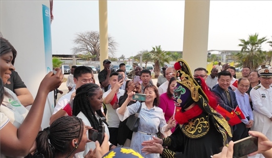 川劇變臉《蜀風妙韻》。內(nèi)圖大學孔子學院供圖