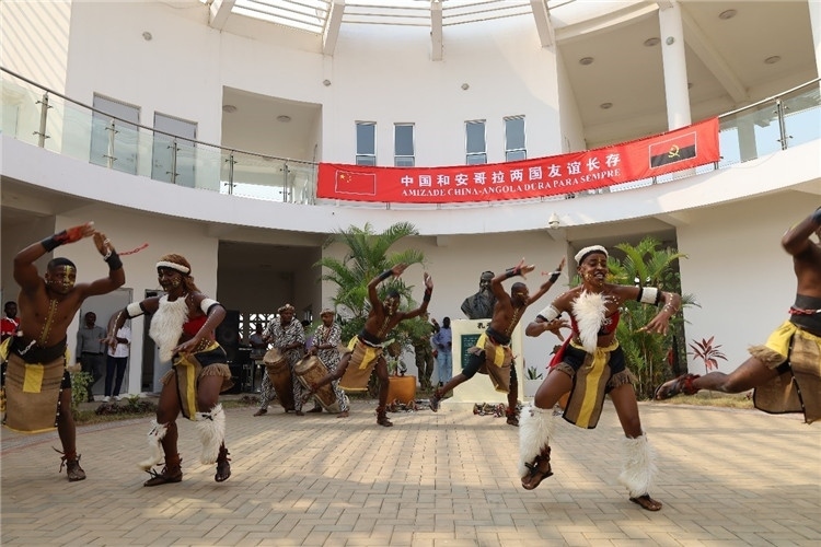 安哥拉民族舞。內(nèi)圖大學孔子學院供圖