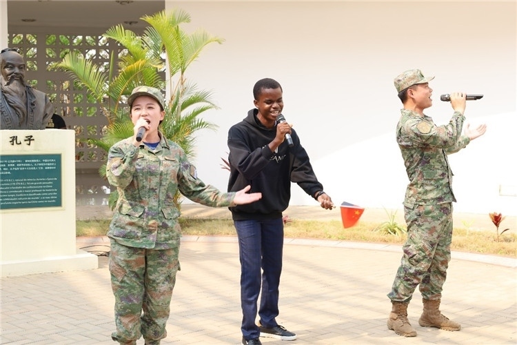 孔院學生與中國海軍官兵合唱《天地龍鱗》。內(nèi)圖大學孔子學院供圖