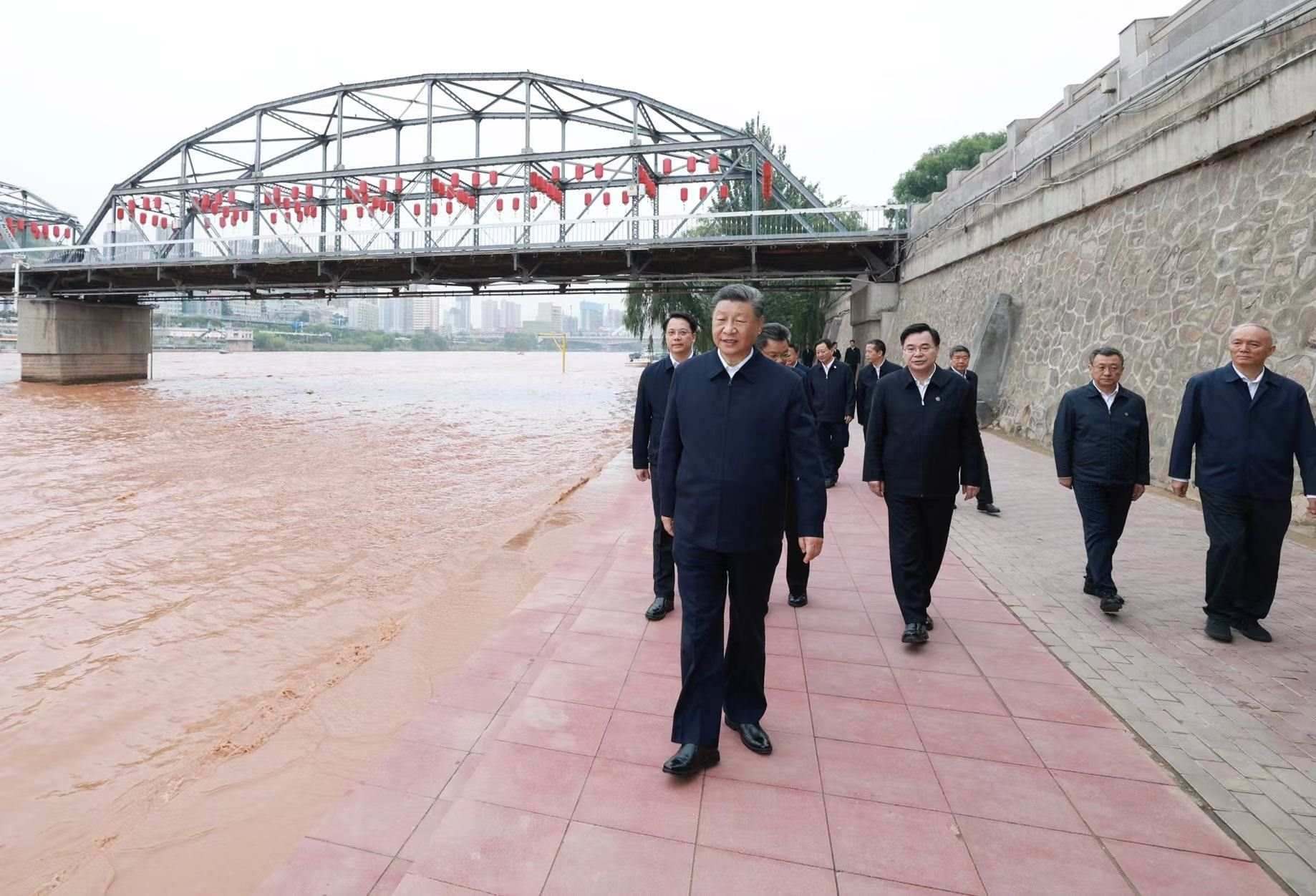 △9月11日下午，甘肅蘭州市黃河蘭州中山橋段，習(xí)近平總書記了解當(dāng)?shù)赝苿?dòng)黃河流域生態(tài)保護(hù)等情況。