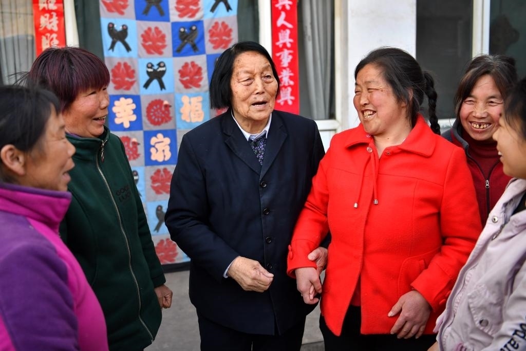 2019年3月23日，申紀(jì)蘭（左三）在山西省平順縣西溝村與村民分享全國(guó)兩會(huì)精神。新華社記者 曹陽(yáng) 攝