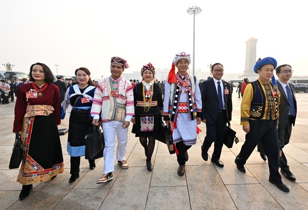 2023年3月5日，第十四屆全國(guó)人民代表大會(huì)第一次會(huì)議在北京人民大會(huì)堂開幕。這是全國(guó)人大代表走向會(huì)場(chǎng)。新華社記者 陳益宸 攝