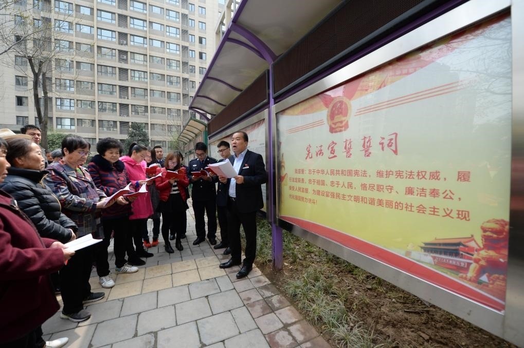 2018年3月20日，陜西寶倫律師事務(wù)所專職律師白銀濤（右一）在西安華遠(yuǎn)君城社區(qū)宣傳憲法知識(shí)。新華社記者 李一博 攝