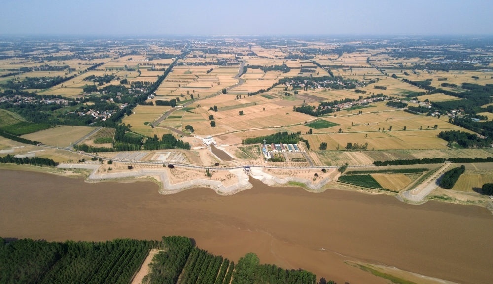 2024年6月19日，位于黃河高青段的馬扎子引黃閘開閘引水（無人機(jī)照片）。5月1日至6月18日，山東省累計啟用引黃閘63座，引黃河水量10.06億立方米，保障農(nóng)業(yè)灌溉需求。