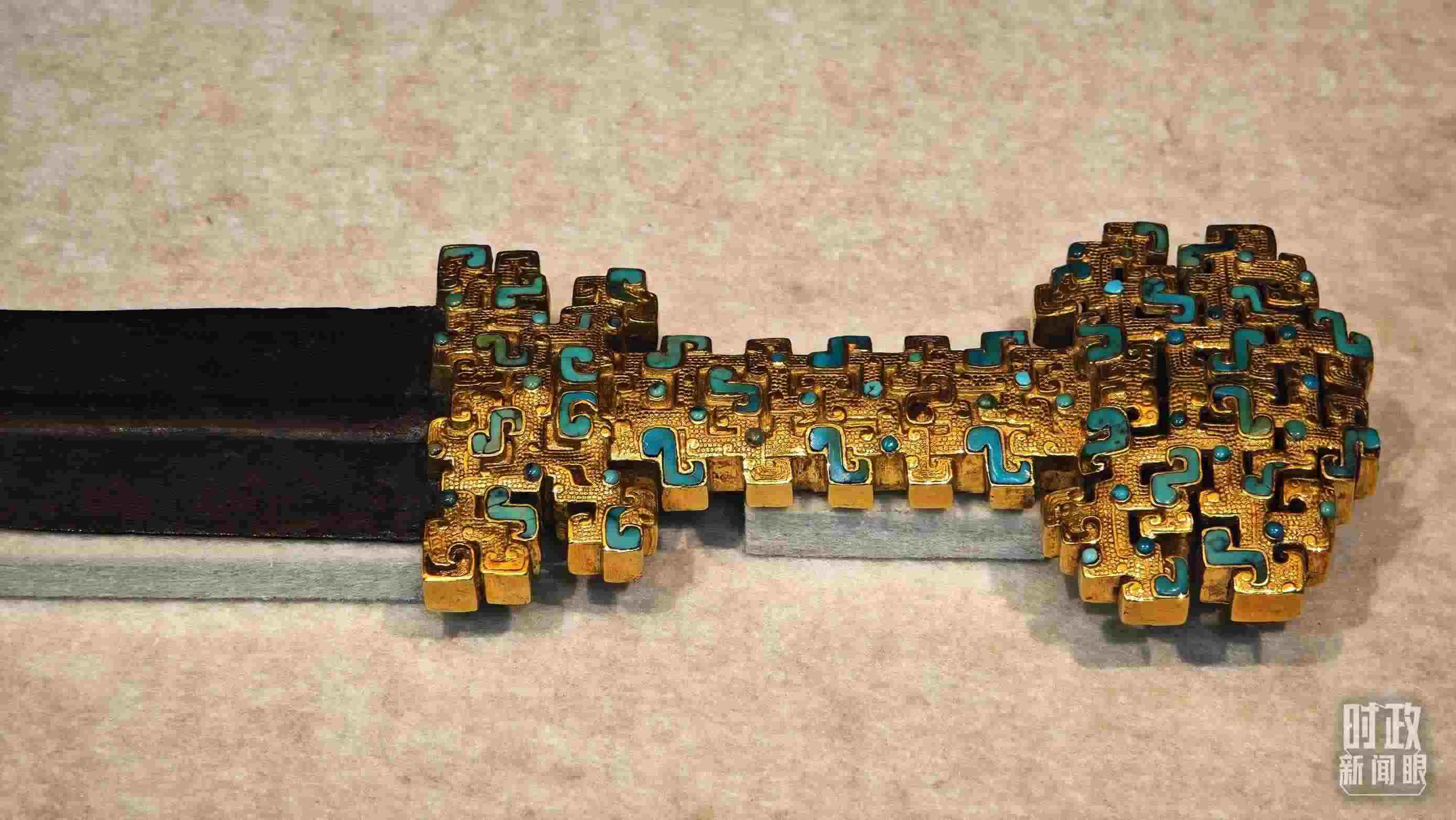 △這是1992年寶雞市益門二號(hào)墓出土的金柄鐵劍，劍柄嵌有綠松石。（總臺(tái)央視記者彭漢明拍攝）