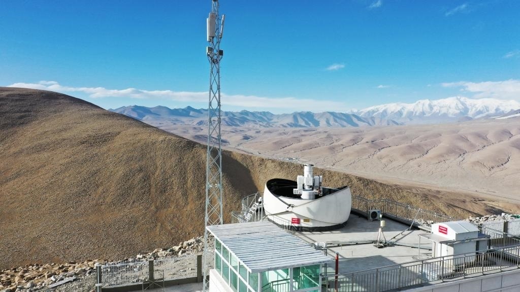 正在運行的塔縣星地激光通信地面站。（中國科學(xué)院空天信息創(chuàng)新研究院供圖）