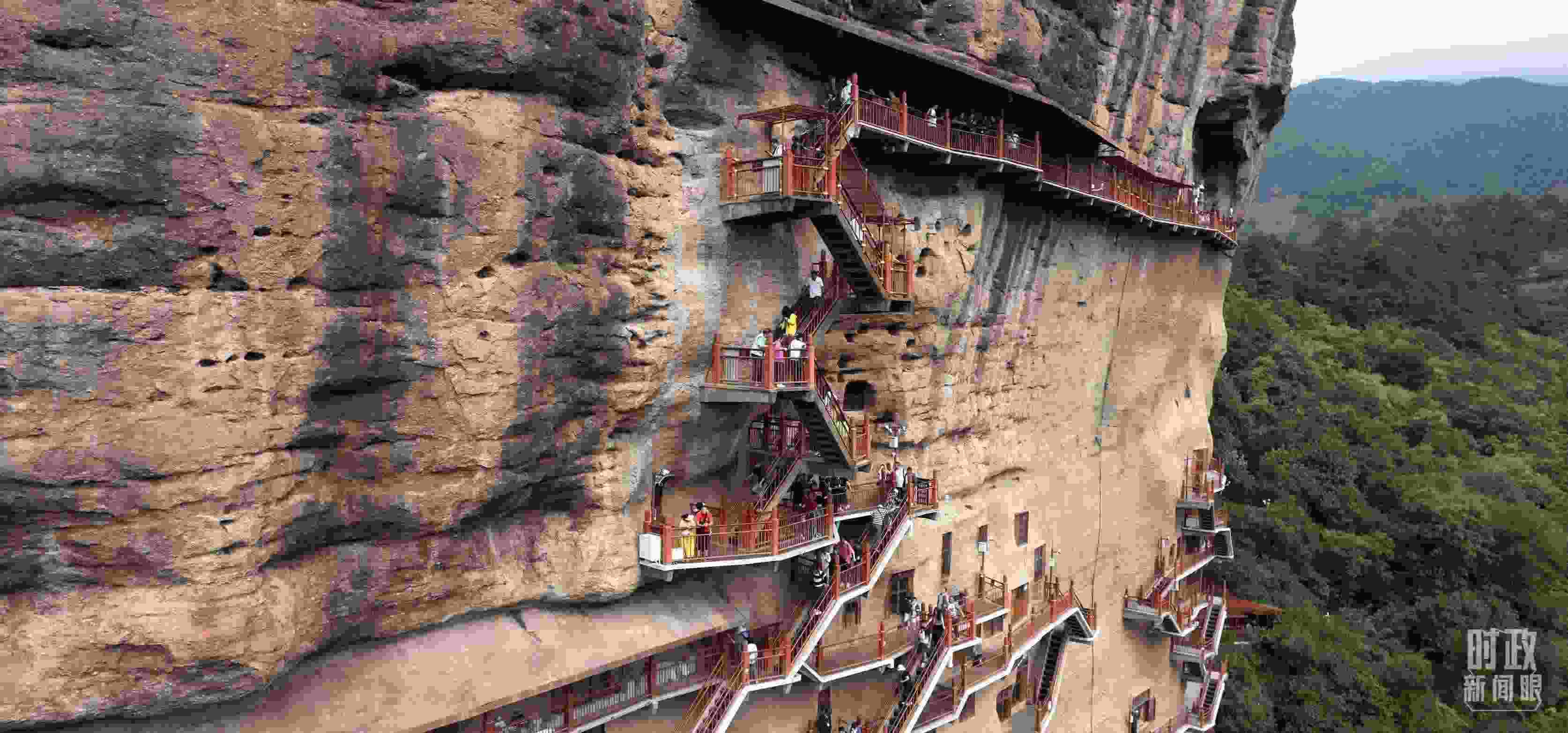 △麥積山石窟是國家5A級(jí)旅游景區(qū)，2024年上半年累計(jì)接待游客57萬人。（總臺(tái)國廣記者李晉拍攝）